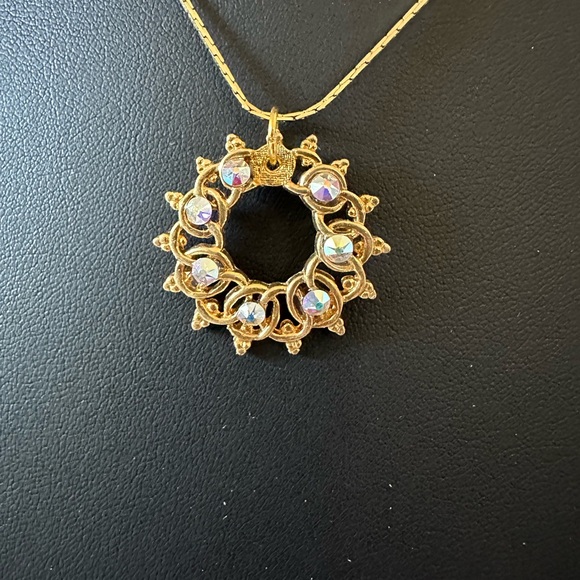 Gold tone wreath shape charm necklace - Picture 2 of 4